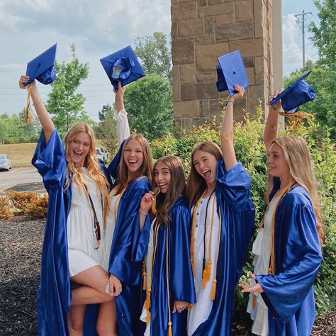 Senior Superlatives Ideas Pictures, Blue Grad Gown And Cap, Graduation Day Poses With Friends, Cute Grad Pics With Friends, Grad Friends Photoshoot, Grad Pic Ideas With Friends, Friend Group Grad Pics, Graduation Pictures Middle School, Graduation Day Photos