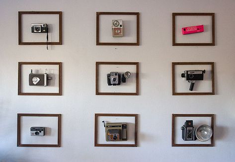 "Not sure what to do with your vintage camera collection [or other collection, for that matter!] that’s sitting around gathering dust? Try displaying them on your wall in frames!" Vintage Camera Decor, Camera Decor, Unique Framing, Antique Cameras, Cheap Apartment, Camera Art, Old Cameras, Photography Decor, Diy Artwork