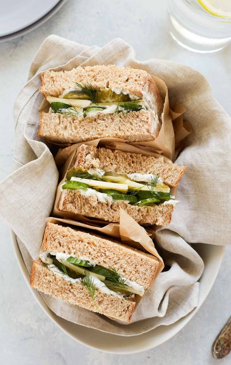 Within this sandwich are both fresh cucumbers and dill pickles! With a cream cheese spread and white cheddar. Sandwich With Cucumber, Cream Cheese Veggie Sandwich, Dill Pickle Sandwich, Cucumber Cream Cheese Sandwiches, Cheese And Pickle Sandwich, Dill Cream Cheese, Pickle Sandwich, French Sandwich, Spring Appetizers