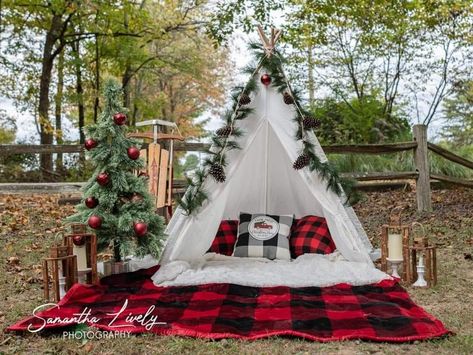 Tepee Christmas Photoshoot, Christmas Photo Session Outdoor, Christmas Backdrops For Photos Outdoors, Christmas Photography Set Up Outdoor, Tee Pee Christmas Photo Shoot, Christmas Camping Photoshoot, Teepee Tent Christmas Photoshoot, Tent Pictures Photo Shoot, Woods Christmas Photoshoot