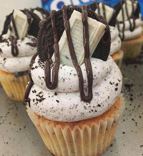 Cookie And Cream Cupcakes, Hershey Cookies, Cupcake Cake Designs, Gourmet Cupcakes, Junk Food Snacks, Cupcake Flavors, Baking Business, Cookies N Cream Cookies, Yummy Comfort Food