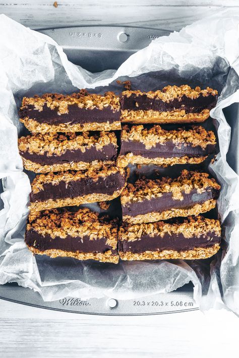 Chocolate Tahini Oat Bars - UK Health Blog - Nadia's Healthy Kitchen Chocolate Tahini, Desserts Vegan, Oat Bars, Healthy Kitchen, Vegan Treats, Vegan Sweets, Yummy Yummy, Healthy Sweets, Health Blog