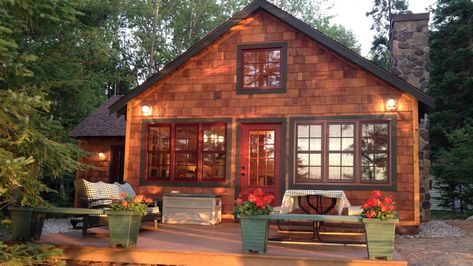 This lakefront cabin in Wisconin began life in 1935 as a one-room structure. Four owners and several haphazard additions and renovations later, the cabin was 860 square-feet of issues related to mismatched roof lines and a crumbling foundation. Enter Dale and Terrie Pohjola--the cabin's new owners who delivered its greatest (and smartest) renovation yet. See the before and after of this cabin renovation here. Cabin Renovation Before And After, One Room Cabins, One Room Cabin, Cabin Renovation, Lakeside Cabin, Cabin Exterior, Cottage Renovation, Christmas Cottage, Cottage Exterior