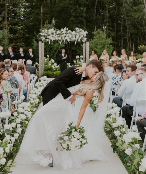 First Kiss Wedding Pictures Bride Groom, Bride And Groom Inspo Pics, Wedding Kissing Poses, Isle Photos Wedding, First Kiss Wedding Photos, Photos To Get At Your Wedding, Ceremony Dip Kiss, End Of The Aisle Kiss, Hot Wedding Photos