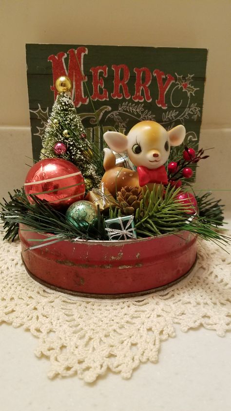 Enamel Bowl Decor Ideas, Vintage Christmas Decor Ideas Kitchen, Old Tool Box Decor Ideas, Upcycle Christmas Decorations, Christmas Trash, Vintage Country Christmas, Christmas Assemblage, Christmas Vignette, Christmas Antique