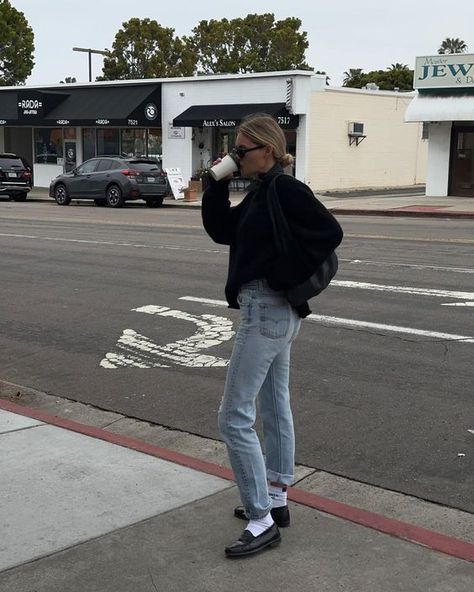 fall / winter style inspiration : 90's straight leg denim, oversized black sweater, white socks, black slip on loafers | Claire Rose Cliteur (@clairerose) Mocassin Outfit Winter, Jeans Loafers Outfit, Loafers With Socks Outfit, Loafers Outfit Winter, Casual Loafers Outfit, Loafers Outfit Casual, Loafers Jeans, White Loafers Outfit, White Socks Outfit