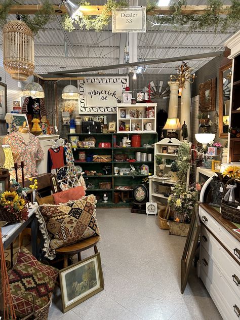 7 Antique Booth Mistakes and Why Shoppers Skip Your Booth - Lost & Found Decor Antique Booth Shelving Ideas, Vintage Store Interior, Antique Booth Ideas Staging, Antique Booth Design, Vintage Booth Display Ideas, Craft Booth Design, Corner Booth, Brown Bookcase, Vintage Booth Display