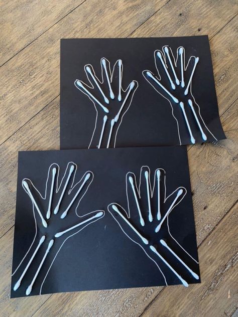 My Skeleton Craft, Easy Daycare Halloween Crafts, Skeleton Using Qtips, Body Part Crafts Kids, Q Tip Skeleton Hand Craft, Qtip Halloween Craft, Skeleton Art For Preschoolers, Skeleton Art Preschool, Hand Print Skeleton