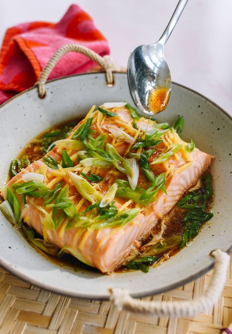 Shanghai-style steamed salmon Fine Dining Salmon Recipes, Peruvian Salmon, Japanese Salmon Recipes, Steamed Meals, Steamed Recipes, Salmon Ideas, Steamed Salmon, Steamed Food, Steam Salmon