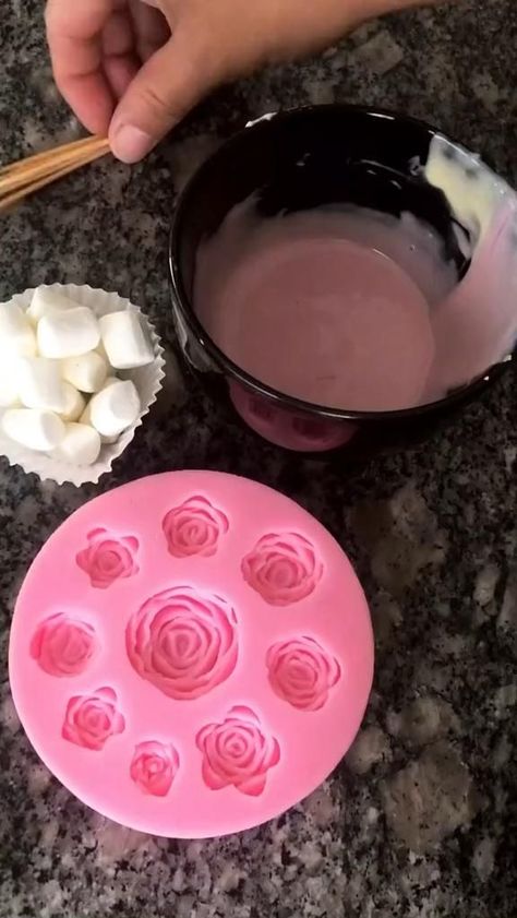 Strawberry And Marshmallow Skewers, Diy Sweet Treats, Pink Deserts, Dessert On A Stick, Diy Sweets, Pink Dessert Tables, Decorating Desserts, Chocolate Covered Marshmallows, Mini Treats