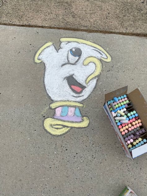 Chalk Drawings Disney, Small Chalk Art, Chalk Disney Art, Chalk Ideas Disney, Sidewalk Chalk Art Disney, Chalk Art Ideas Disney, Disney Chalk Art Sidewalks, Disney Chalk Art Easy, Simple Chalk Drawings