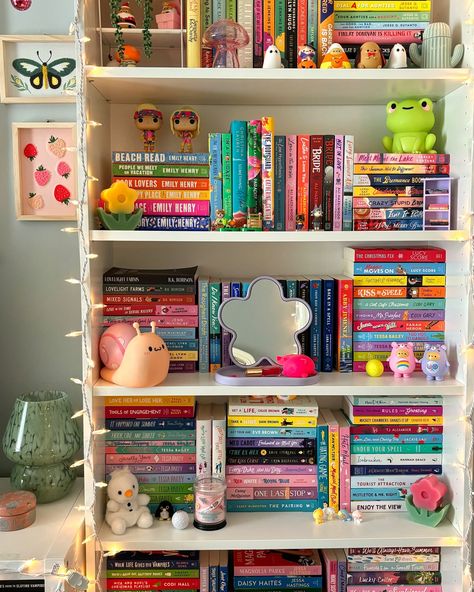 The last time my shelves will look like this til next spring!! I’m getting ready for spooky season! Do you decorate your shelves for each season? My spring & summer shelves look pretty much the same and then I go all out for fall & winter Bookshelf Aesthetic Living Room, Booktok Shelves, How To Decorate Room, Things To Decorate Your Room Diy, Cute Shelf Ideas, How To Decorate Shelves, Winter Room Ideas, Bookshelf Styling With Books, Book Shelves Ideas