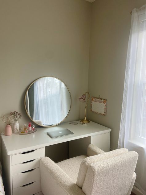 Nightstand And Desk Combo, Blush Pink Grey And White Bedroom Ideas, Vanity Desk Set Up, Cart In Bedroom, Dresser Decor Bedroom Aesthetic, Bedroom Ideas Desk, Bedroom Desk Ideas Aesthetic, Desk For Room, Makeup Desk Aesthetic