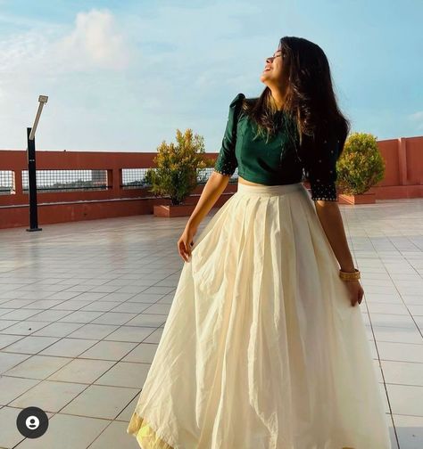 Lehenga Blouse Models Latest, Kerala Saree Outfit, Crop Top Lehenga Models, Choli Top Designs, Kerala Saree Lehenga Designs, Pattu Skirt And Crop Top, Kasavu Pavada And Blouse, Onam Designs Dress, Onam Saree Look For Women