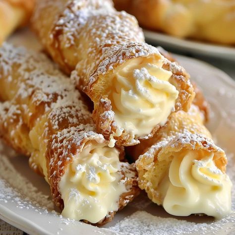 Crisp And Buttery Italian Cream Filled Cannoncini Pastry Puff Recipes Desserts, Abruzzese Recipes, Cannoli Recipes, Puff Pastry Dessert, Napoleons Recipe, Puff Pastry Recipes Dessert, Dessert Gourmet, Pasta Italy, Pastry Puff