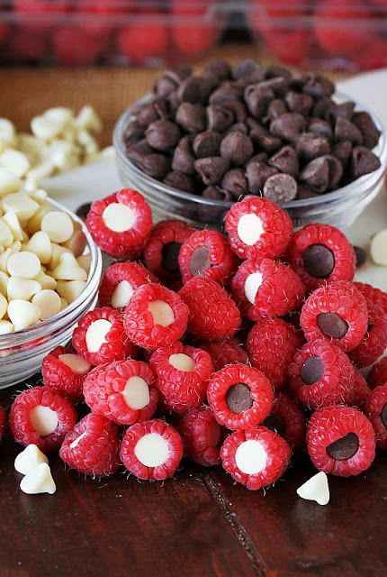 Pile of Raspberries Stuffed with Semi-Sweet and White Chocolate Chips Image Prep Snacks, Fruit Board, Small Platter, Meal Prep Snacks, White Chocolate Chip, Simple Dessert, Berries Recipes, No Cooking, Semi Sweet Chocolate Chips