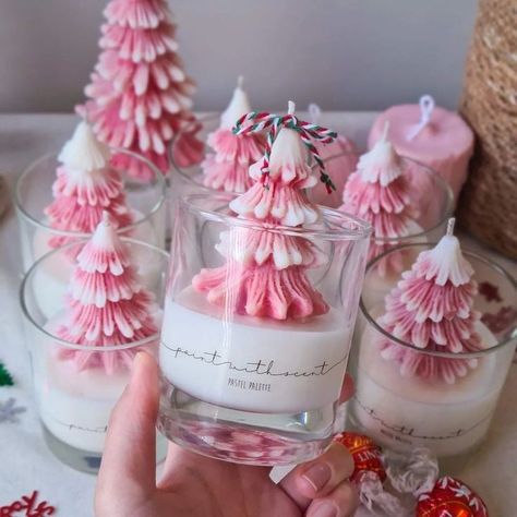 Handmade Candles Diy, Xmas Candles, Săpunuri Handmade, Homemade Scented Candles, Soya Mumu, Christmas Scented Candles, Diy Candles Scented, Candle Crafts Diy, Christmas Tree Candles