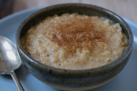 A great healthy breakfast recipe for Apple & Cinnamon Porridge Apple Porridge Recipes, Semolina Porridge Recipes, Porridge Savory, Apple And Cinnamon Porridge, Corn Meal Porridge, Slippery Elm Porridge, Cinnamon Porridge, Healthy Breakfast Recipe, American Breakfast