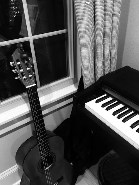 Black Instrument Aesthetic, Black And White Aesthetic Guitar, Piano Black Aesthetic, Piano Profile Picture, Rock Musician Aesthetic, Guys Playing Piano, Guitar And Piano Aesthetic, Piano Aesthetic Icon, Classical Guitar Aesthetic