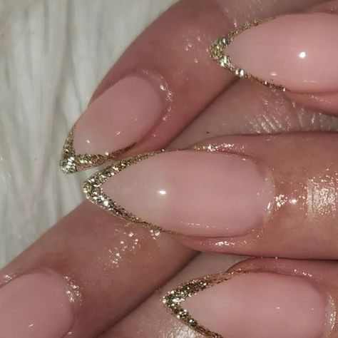 Hello Glitter on Instagram: "📸" New Year’s Eve French Nails, New Years Eve Nails Gold, Gold Glitter Pedicure, Gold Glitter Tip Nails, Gold Glitter French Tip Nails, New Years Eve Nails Glitter, Gold Sparkle Nails, Glitter Pedicure, Glitter French Tips