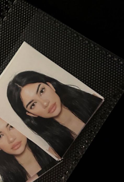 Cute Passport Pictures, Pass Port Photo Aesthetic, License Photo Hairstyles, Pretty Passport Photo, Passport Aesthetic Photo, Makeup For Id Photo, Passport Picture Hair, Aesthetic Passport Pictures, Drivers Lisence Photos Makeup