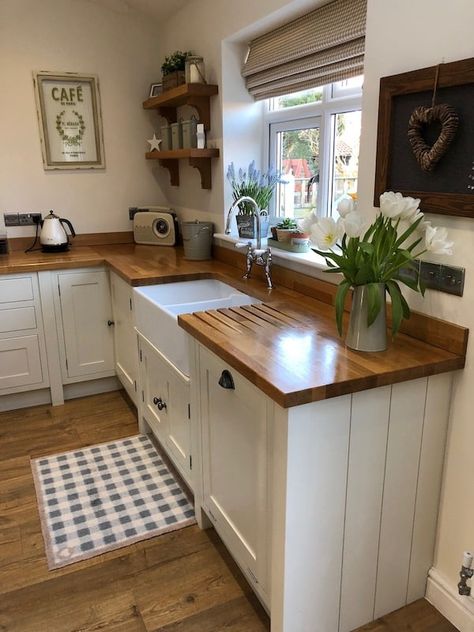 11 reasons why you should invest in wooden kitchen worktops Interiors Kitchen, Country Cottage Kitchen, Cottage Style Kitchen, Country Kitchen Designs, Wooden Counter, Kitchen Remodel Inspiration, Country Cottage Style, Cottage Kitchens, Kitchen Cabinet Remodel