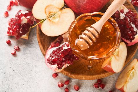 These traditional Rosh Hashanah foods will light up your table with classic dishes like gelfilte fish, pomegranates, honey and apples. Rosh Hashanah Food, Jewish Foods, Rosh Hashanah Recipes, Jewish Food, Jewish New Year, Lunch Appetizers, Honey Gifts, Pear Fruit, Rosh Hashana