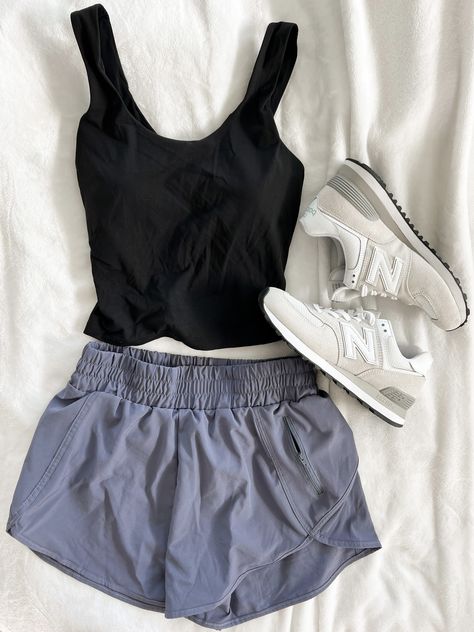 Workout Shorts Outfit, Cute Running Outfit, Track Outfits, Gymwear Outfits, Sportswear Outfits, Cute Workout Outfits, Fitness Wear Outfits, Cute Gym Outfits, Gym Outfits