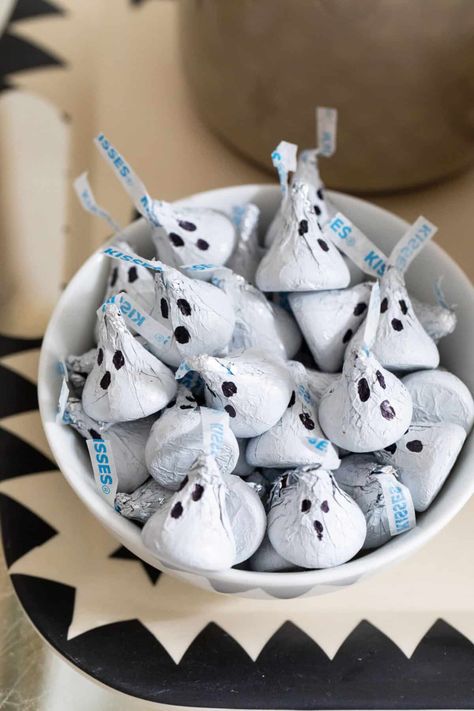 Halloween Sleepover, Dulces Halloween, Halloween Ghost Decorations, Halloween Party Snacks, Easy Halloween Food, Halloween Food Treats, Spooky Halloween Party, Halloween Tattoo, Halloween Party Diy