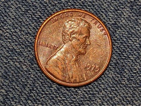 The 1975 penny, also known as the Lincoln Memorial cent, is a currency that many coin collectors and enthusiasts treasure. While it is not the most valuable or rare penny, it does have a distinct Penny Value Chart, Wheat Penny Value, Rare Pennies, Penny Values, Coin Dealers, Coin Auctions, Old Coins Worth Money, Rare Coins Worth Money, Copper Penny