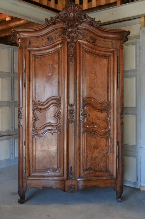 Early 18th century castle cabinet made of ash and curved ash loupe on the front and sidesThe cocked hat cornice is surmounted on the central part of a large shell which is followed by a smaller one on the top transomCarved and fretwork doors with molded sides with three panelsThe interior of Antique Walk In Closet, 18th Century French Interior, Antique Wooden Wardrobe, 18th Century Room, French Wardrobe Furniture, 18th Century Furniture, 1700s Furniture, Classic Wardrobe Furniture, 18th Century Bedroom