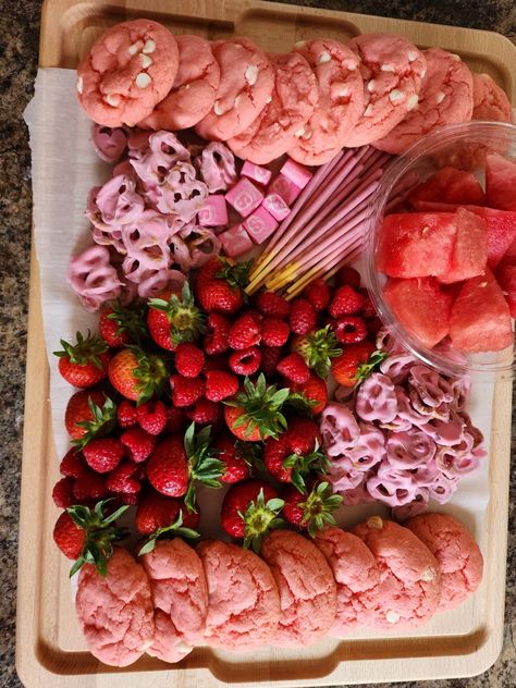 Color party pink board! Barbie Movie Night Ideas, Barbie Inspired Food, Pretty In Pink Sweet 16 Theme, Color Party Pink, Pink Charcuterie Board, Pink Charcuterie, Pink Party Foods, Hotel Birthday, Pink Snacks