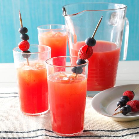 Strawberry Watermelon Lemonade Watermelon And Strawberry, Good Lemonade Recipe, Best Lemonade, Lemonade Concentrate, Frozen Lemonade, Watermelon Lemonade, Refreshing Food, Watermelon Recipes, Summer Snacks