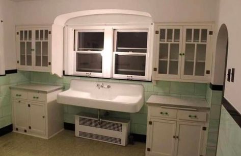 This original 1920s kitchen from a... - Bootlegger Bungalow 1920s Kitchen Remodel, 1900s Kitchen, 1920s Kitchen, Historic Kitchen, 1940s Kitchen, Kitchen Aesthetic, Cottage Kitchens, Old Kitchen, Cottage Kitchen