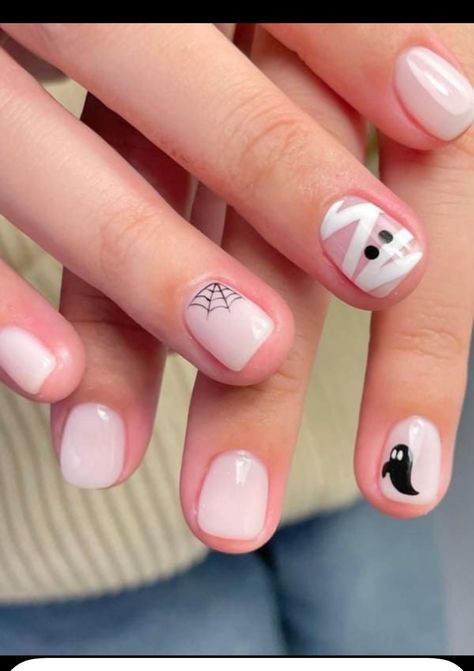 Halloween Nail Designs Natural Nails Short, Cute Short Holloween Nails, Gel Polish Nail Designs On Natural Nails Halloween, Halloween Easy Nails Short, Milky White Nails Halloween, Easy Witch Nails, White Mummy Nails, Halloween Easy Nail Art, Short Mummy Nails