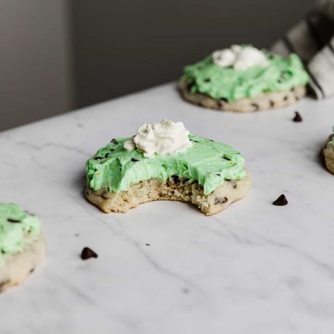 Copycat Crumbl Mint Chip Ice Cream Cookies St Patrick’s Day Crumbl Cookies, Crumbl Cookie Copycat Mint, Crumbl Mint Cookies, Mint Crumble Cookie, Mint Chocolate Chip Desserts, Mint Cookie Recipes, Copycat Crumbl Cookies Recipes, Crumbl Cookie Recipes, Crumbl Recipes