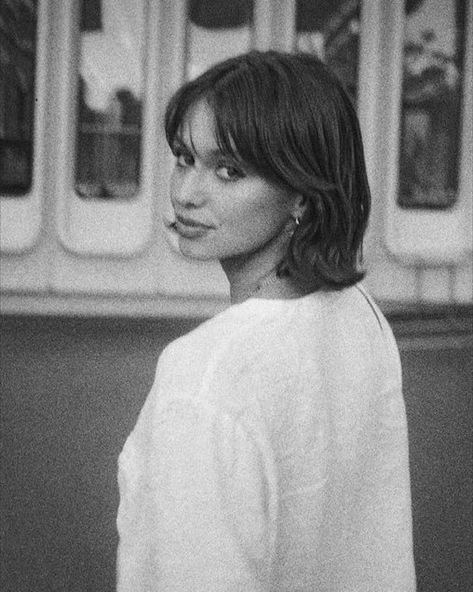 Short Hair Messy Bangs, Brunette Bangs Short Hair, 90s Bob Haircut Grunge, Short 90s Bob, Short Hair Big Forehead, Chin Length Hair With Curtain Bangs, Short Curtain Bangs Short Hair, Short Vintage Hair, Short Bob Brown Hair