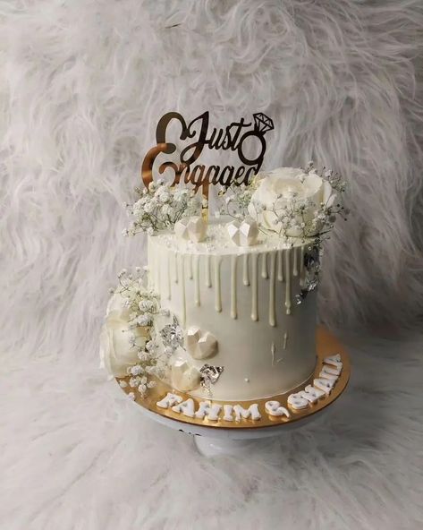 16 Unique Engagement Cake Ideas For A Memorable Engagement Party. Cake Decorating For Engagement, Cake Ideas For Engagement, Ring Cake Engagement, Indian Engagement Cake, Marriage Cake Design, Cakes For Engagement Couple, Engagement Cake Designs Classy, Unique Engagement Cake, Cake For Engagement Party