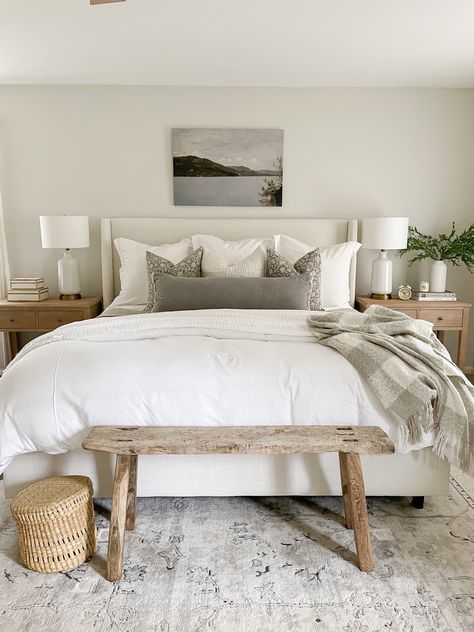 Pottery Barn Bedrooms, Modern Coastal Bedroom, Barn Bedrooms, Casa Vintage, Coastal Bedroom, Neutral Bedroom, Wooden Bench, Rustic Bedroom, Master Bedrooms Decor