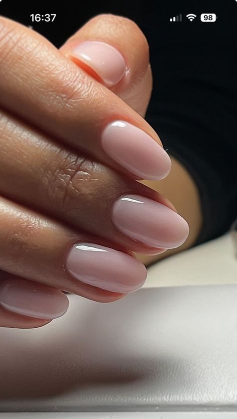 Short Oval Nails Acrylic Classy, Oval Neutral Nails, Neutral Oval Nails, Simple Oval Nails, Soft Gel Nails Design, Neutral Short Nails, Simple Nude Nails, Rounded Acrylic Nails, Chic Manicure