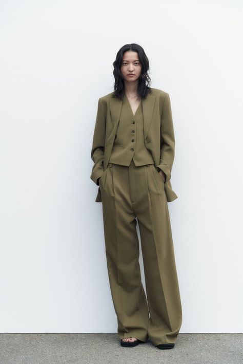 Zara Suits Women, Vest Suit Women's, Green Suit Women, Green Blazer Outfit, Graduation Outfits For Women, Style Androgyne, Khakis Outfit, Ladies Trouser Suits, Zara Suits