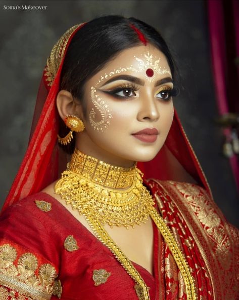 Photo shared by Bengali Weddings-SacredShaadi on August 28, 2020 tagging @miss_aarpita, and @angelsoma8. Image may contain: 1 person, closeup. Bengali Makeup, Haldi Look, Bengali Quotes, Indian Bride Makeup, Bengali Bridal Makeup, Bridal Jewellery Inspiration, Indian Wedding Gowns, Bridal Makeup Images, Indian Bridal Photos