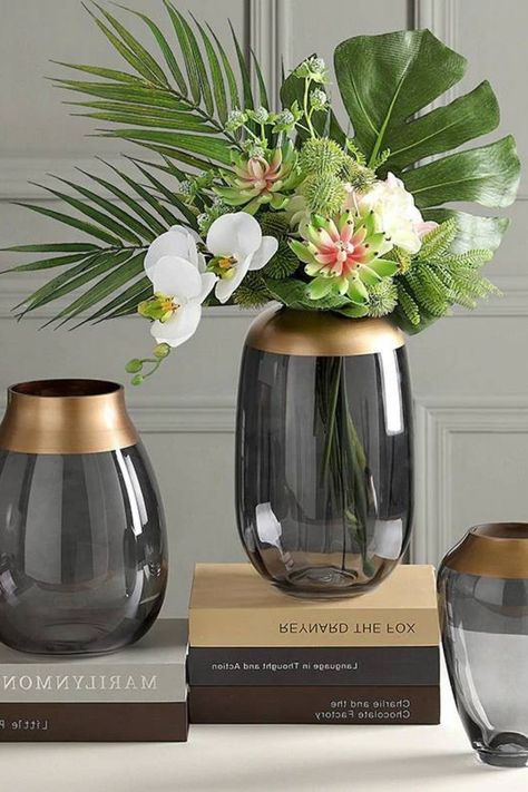 Nice vases under $100 can be hard to find. Luckily, you can unearth some really great deals if you search hard enough. Here are 23 gorgeous vases under $100. #vases #vasesunder100 #homeaccessories #homeaccents #homedecor #decor #decoratingonabudget Vase Decorating Ideas Living Room, Flower Vase Design, Luxury Vase, Glass Vase Decor, Vase Decoration, Table Decor Living Room, Flower Vases Decoration, Transparent Flowers, Flower Vase Arrangements