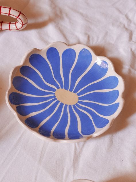 Pottery Inspo Plates, Painting Ceramic Plates Diy, Ceramic Acrylic Painting, Hand Painted Bowls Ceramics, Ceramic Plate Flower, Ceramic Plate Decoration, Glaze Bowl Ideas, Ceramic Paint Designs, Diy Bowl Painting