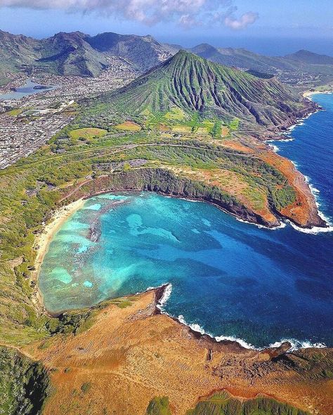 Hawaii on Instagram: “🌈 The Adorable Hanauma Bay Nature Preserve 💚🌴🌊🍍✨ ➖➖➖➖➖➖➖➖➖➖➖➖➖ ➢ Follow » @Visit.Hawaii ➖➖➖➖➖➖➖➖➖➖➖➖➖ ➢ Follow » @HawaiiTag ➖➖➖➖➖➖➖➖➖➖➖➖➖ ➢…” Hanauma Bay, Hawaii Travel Guide, Visit Hawaii, Blue Hawaii, Aloha Hawaii, Nature Preserve, Family Holidays, Trotter, Oahu Hawaii