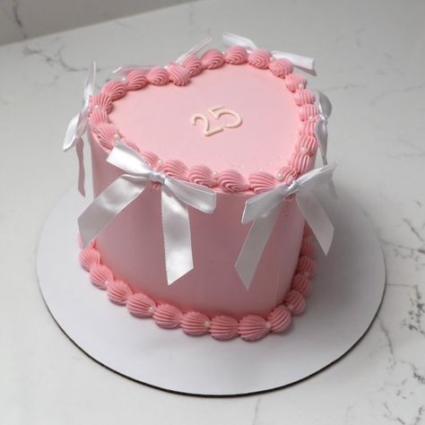 25 🤍🎀 - Cake Details - Size: Mini 6” (2 layers) serves 4-6 Add-ons: White bows (not edible) + pearls (edible) #emmacakes #customcakes #emmacakesseattle #customvintagecakes #seattlecakes #seattleheartcake Mini Cake Designs, White And Pink Cake, Cake With Bows, Pink And White Cake, Life Reference, Shaped Cakes, Edible Pearls, Bow Cakes, Vintage Cakes