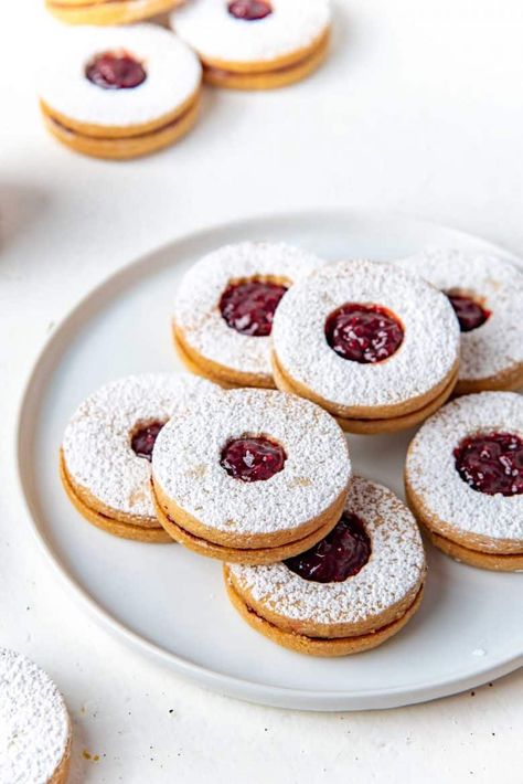 Raspberry Linzer Cookies, Linzer Cookies Recipe, Fruity Treats, Linzer Cookies, Jam Cookies, Filled Cookies, Cookie Swap, Fruit Jam, Almond Cookies