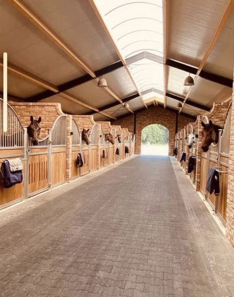 Farm Horses Stables, Farm Stable Ideas, Horse Stable House, Equestrian Stables Layout, Nice Horse Stables, Horses Stables Ideas, Beautiful Stables Equestrian, Rich Horse Stables, Pretty Horse Stables