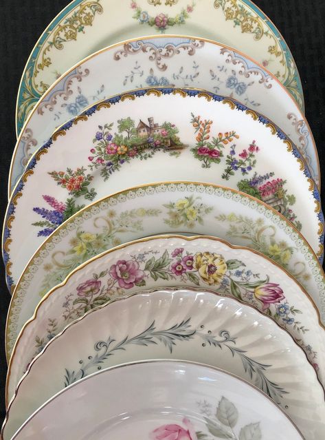 Cottage Chic Wedding, Family Dinner Night, Mismatched Plates, Tea Party Bridal, Mismatched China, Dinner Night, Plates Vintage, Casa Vintage, Antique Dishes