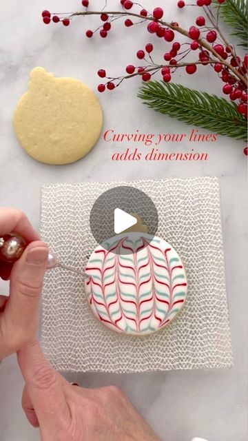 Mary Mansfield on Instagram: "Need a fun, quick and simple way to make impressive Christmas cookies? This ornament cookie (or bauble to some of you) uses one of my favorite techniques and it couldn’t be easier! Watch the reel for step by step instructions and tips! Cutter from @annclarkcookiecutters #cookievideo #cookiedecoratingvideo #cookiedecoratingtutorial #cookietutorial #ornamentcookies #christmascookies #royalicing #royalicingcookies #decoratedcookies #icingcookies #decoratedsugarcookies #cookiedecorating #cookiesofinstagram" Icing Sugar Cookies For Beginners, Ornament Cookie Decorating Ideas, Royal I Ing Christmas Cookies, Flooded Cookies For Beginners, Decorating Christmas Cookies Tutorials, Decorating Xmas Cookies, Christmas Cookies Decorated Ornament, Round Sugar Cookie Decorating Ideas Christmas, Royal Frosting Recipe Cookie Decorating